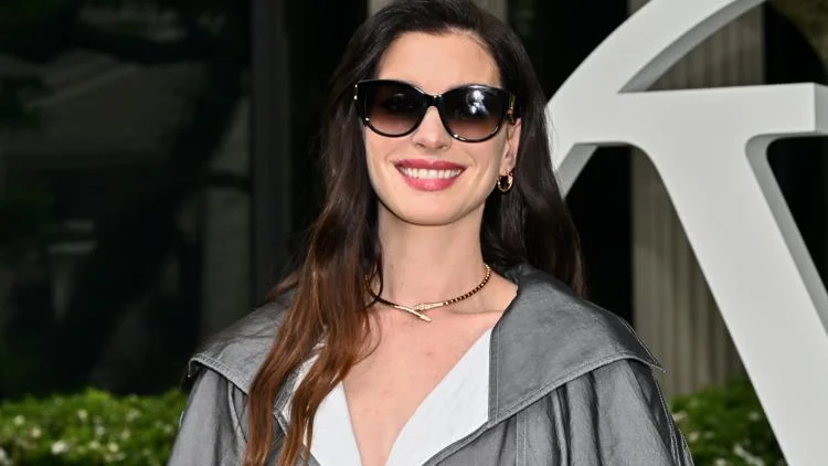 'Baby, I'm yours': Anne Hathaway is pregnant with her...